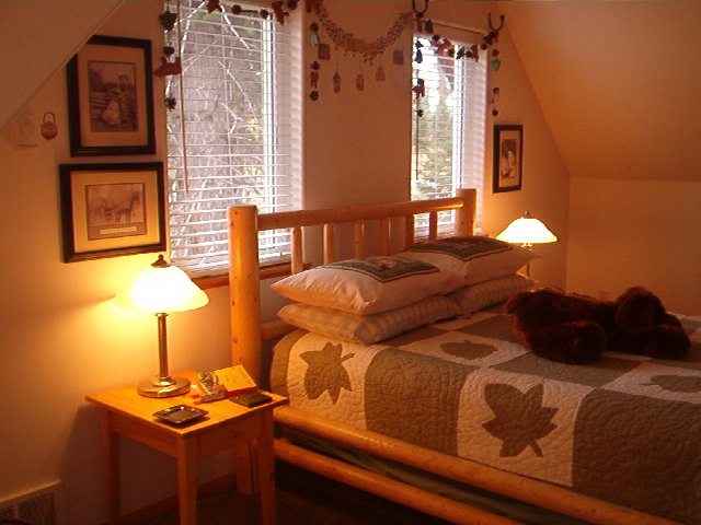 Click here to see more pictures of the Lodge master bedroom.